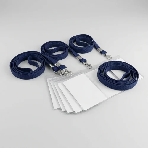 Lanyards azul-escuros com mosquetão e bolsas porta-credenciais transparentes