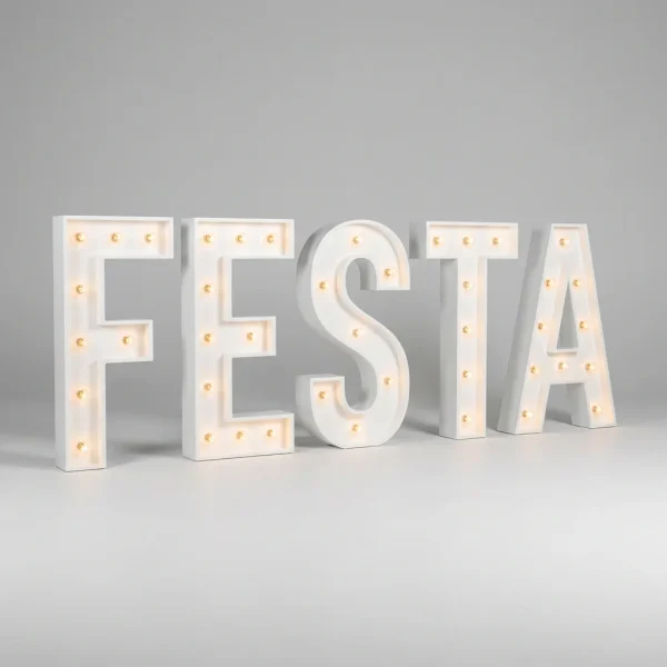 Letras luminosas gigantes brancas a formar a palavra FESTA, com lâmpadas de filamento acesas