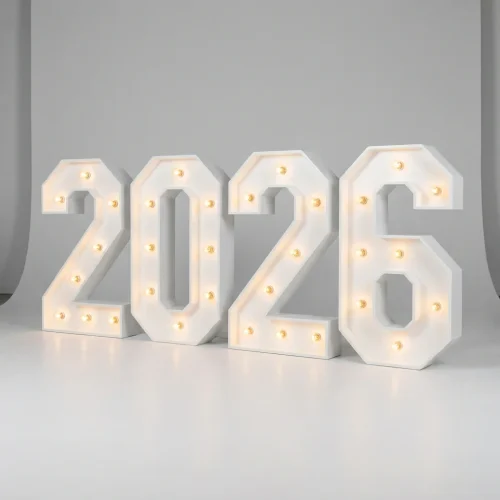 numeros-luminosos-1 Números luminosos gigantes 2026 em branco lacado com lâmpadas acesas