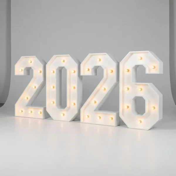 Números luminosos gigantes 2026 em branco lacado com lâmpadas acesas