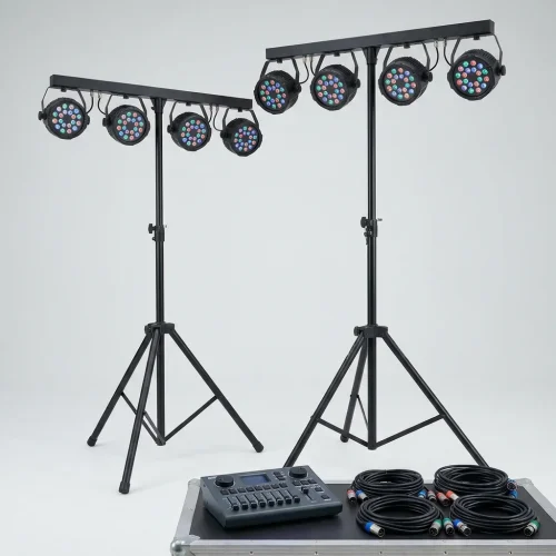 Duas barras de projetores LED em tripé com mesa de controlo e cabos sobre flightcase